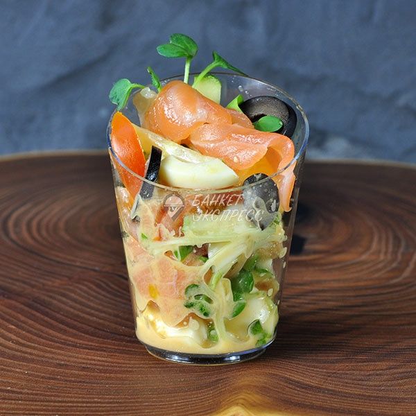 Фреш-салат со слабосоленой семгой с томатами черри, свежим огурцом, редисом, маслинами, перепелиными яйцами и оливковым маслом