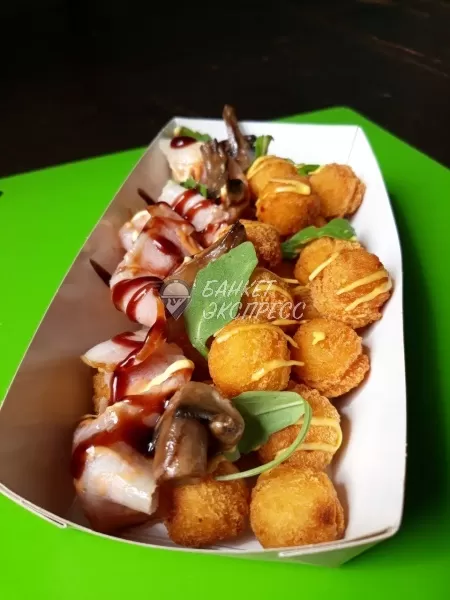 Картофельные шарики с чипсами из бекона, грибами и сырным соусом 5 шт
