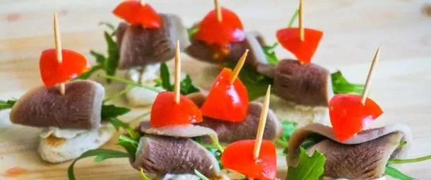 Канапе с языком и  рукколой